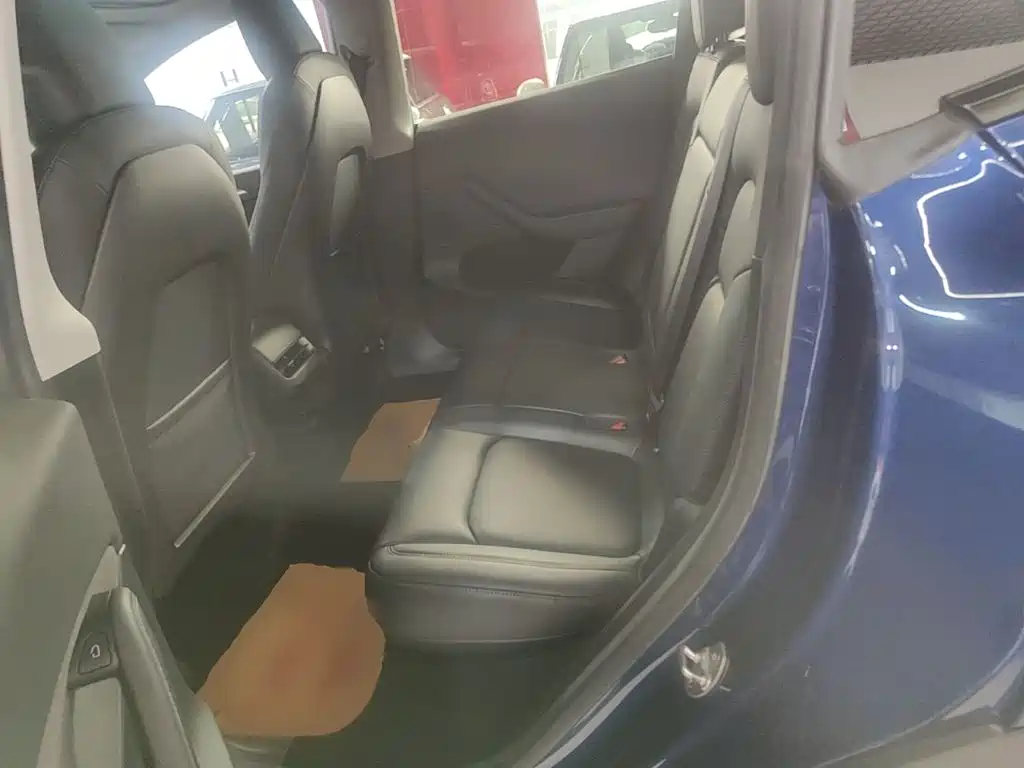 Tesla Model Y — миниатюра 17
