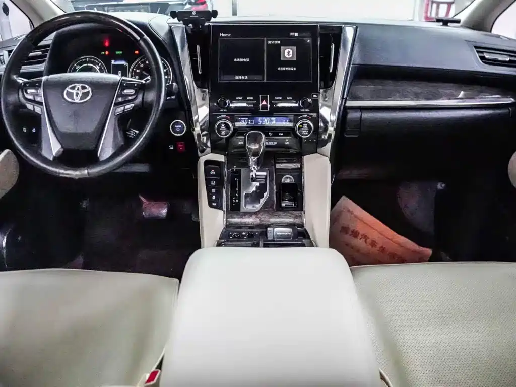 Toyota Alphard — миниатюра 6