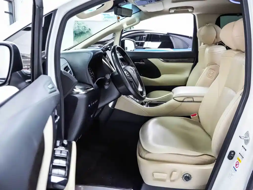 Toyota Alphard — миниатюра 7