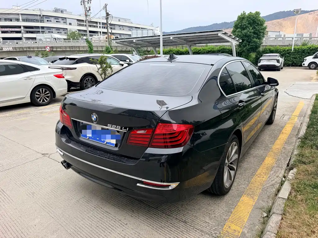 BMW 5 Series — миниатюра 5