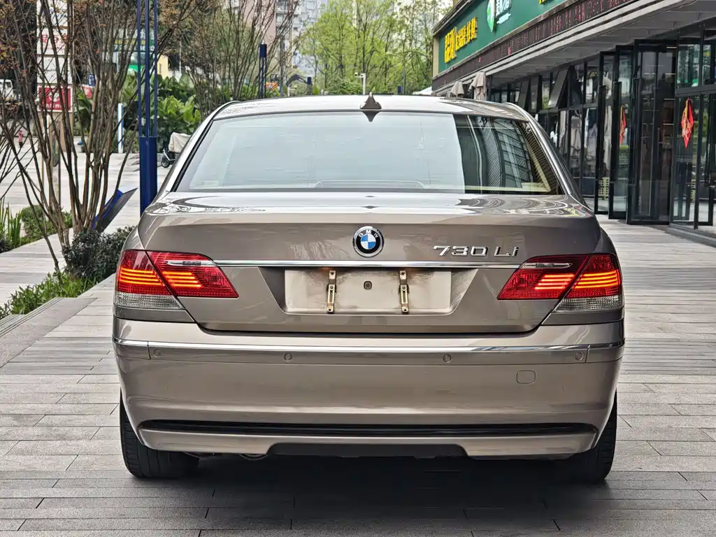 BMW 7 Series — миниатюра 8