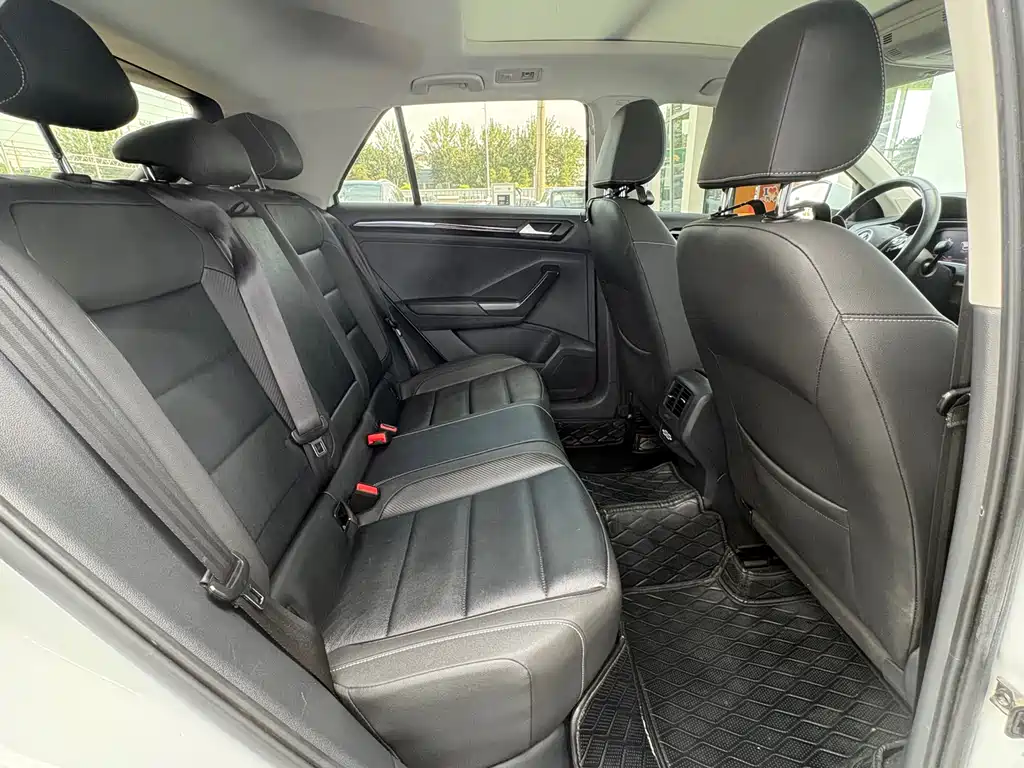 Volkswagen T-Roc - фото 7