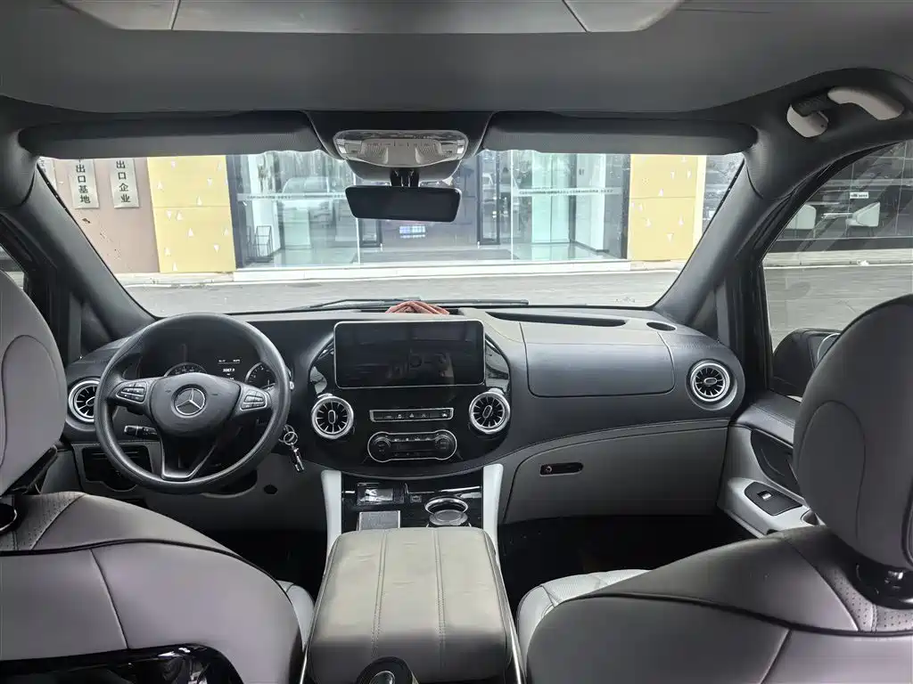 Mercedes-Benz Vito 2023 2.0T Elite 7 мест
