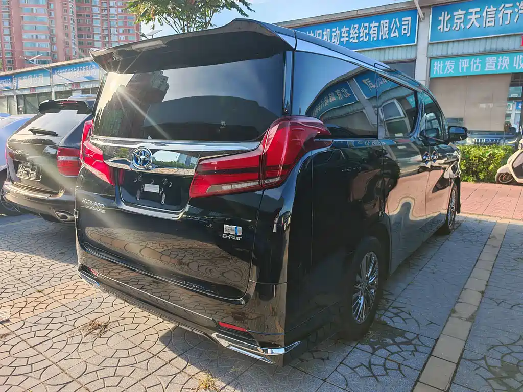 Toyota Alphard — миниатюра 3