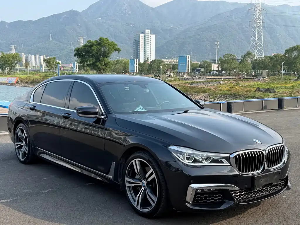 BMW 7 Series — миниатюра 3