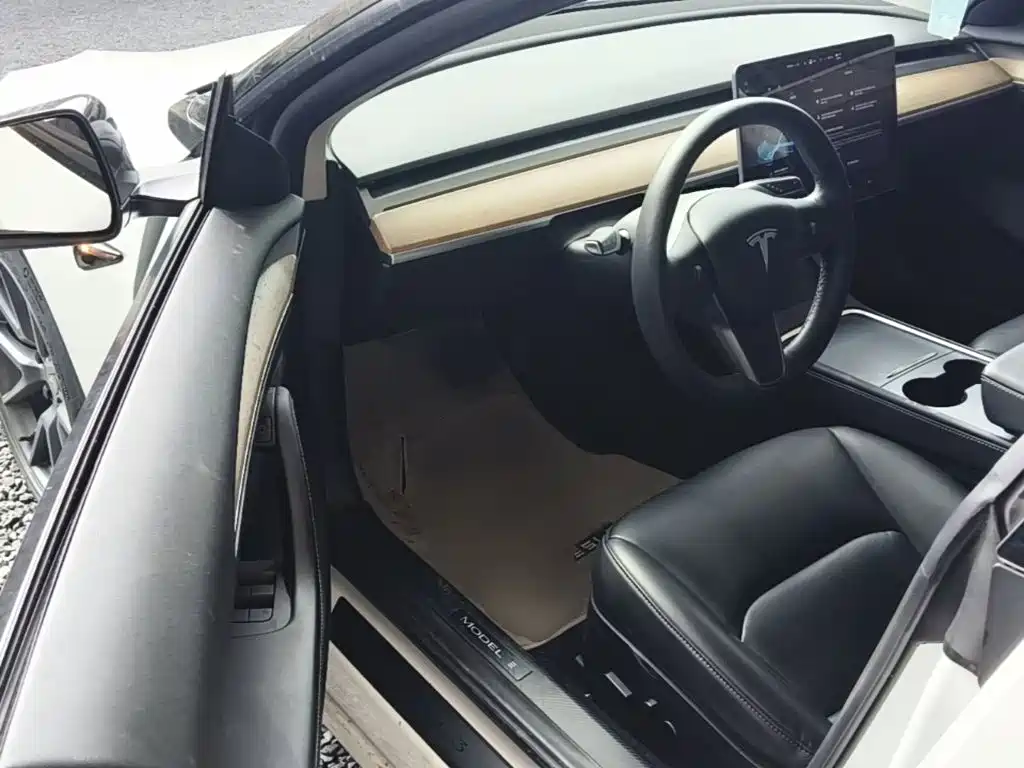 Tesla Model 3 — миниатюра 16