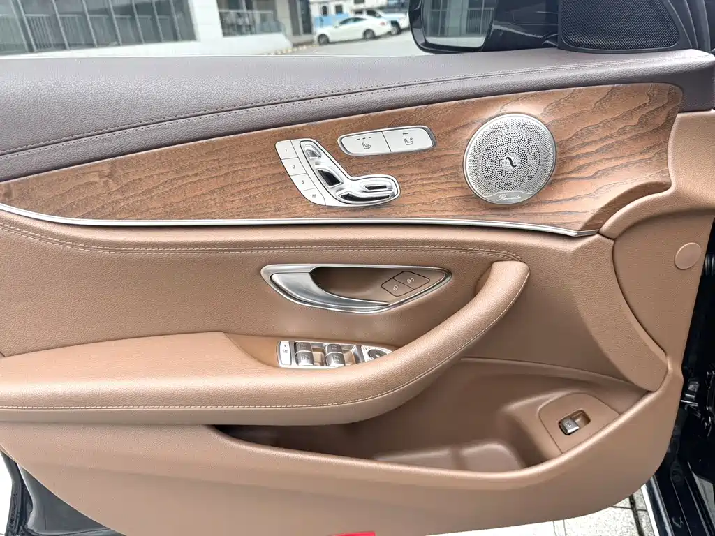 Mercedes-Benz E-Class — миниатюра 9