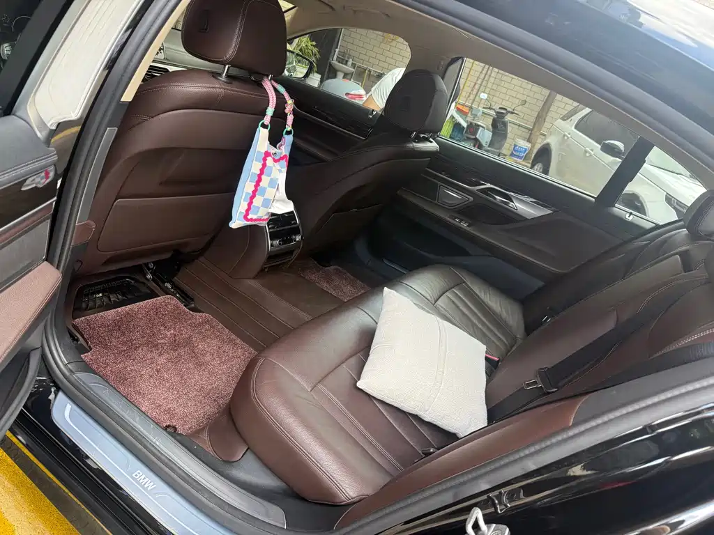 BMW 7 Series — миниатюра 5