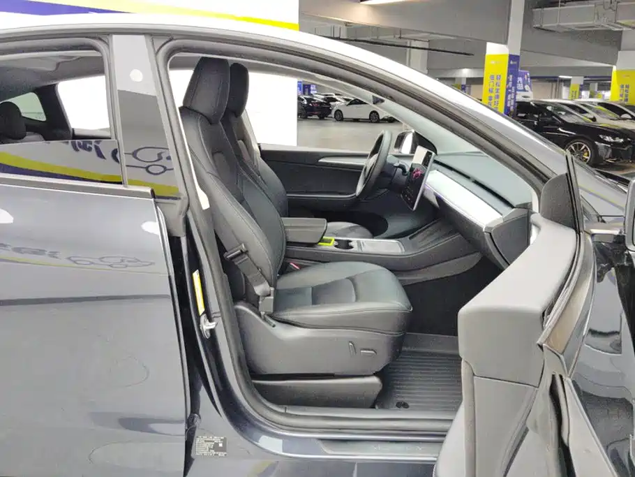 Tesla Model Y — миниатюра 8