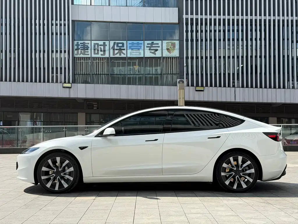 Tesla Model 3 — миниатюра 3