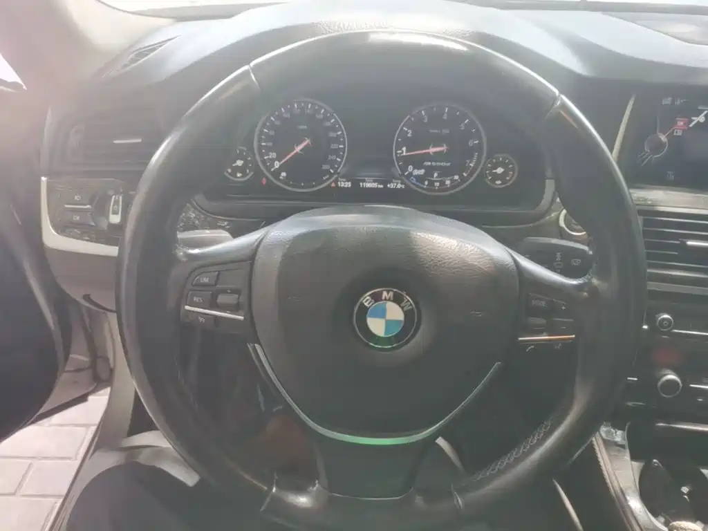 BMW 5 Series — миниатюра 11