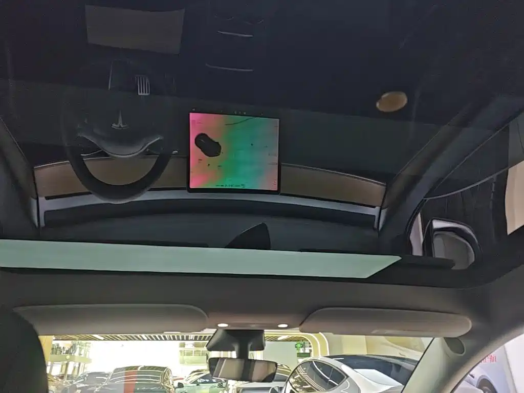 Tesla Model Y — миниатюра 18