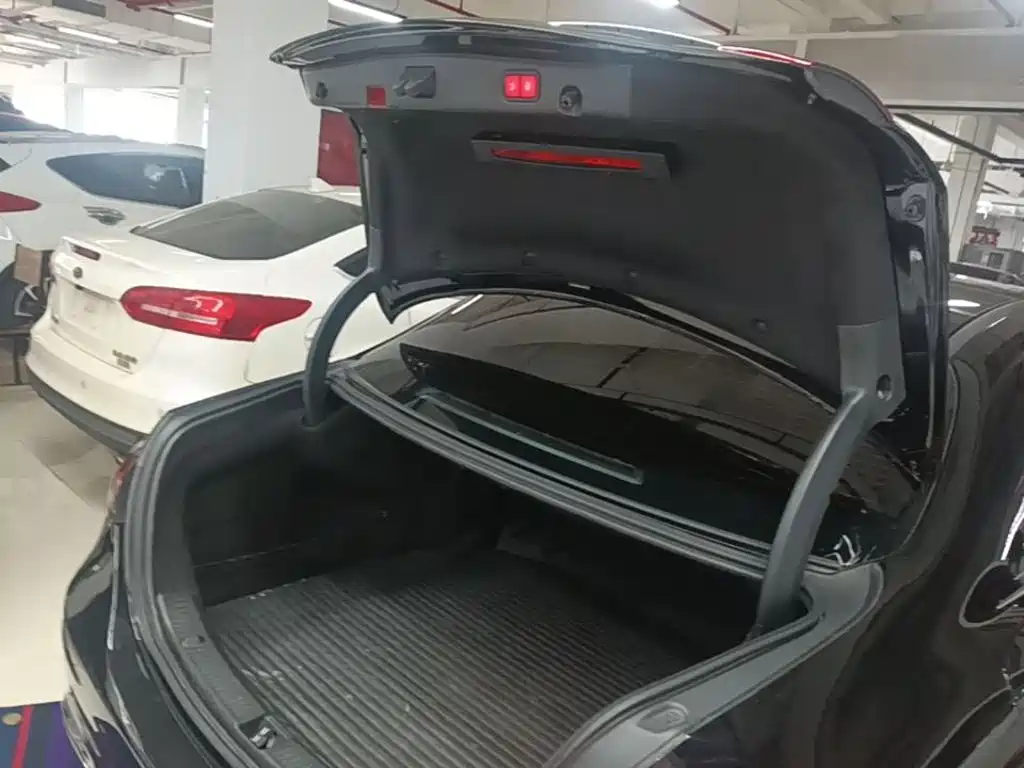Mercedes-Benz E-Class — миниатюра 19