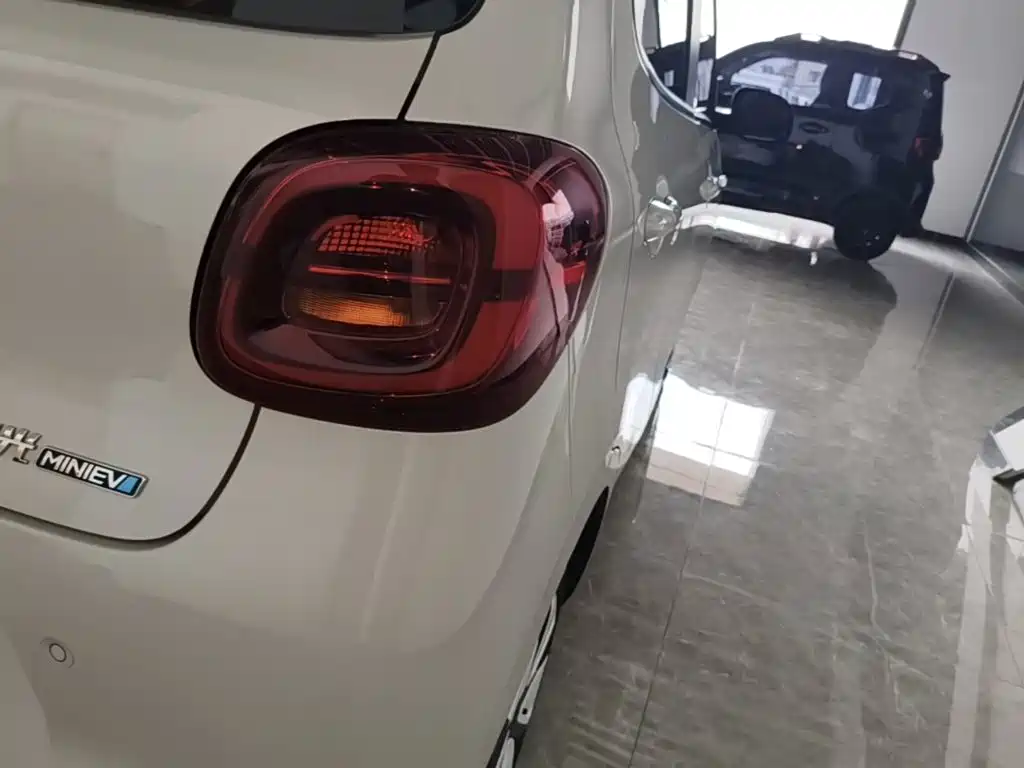Wuling MINIEV — миниатюра 8