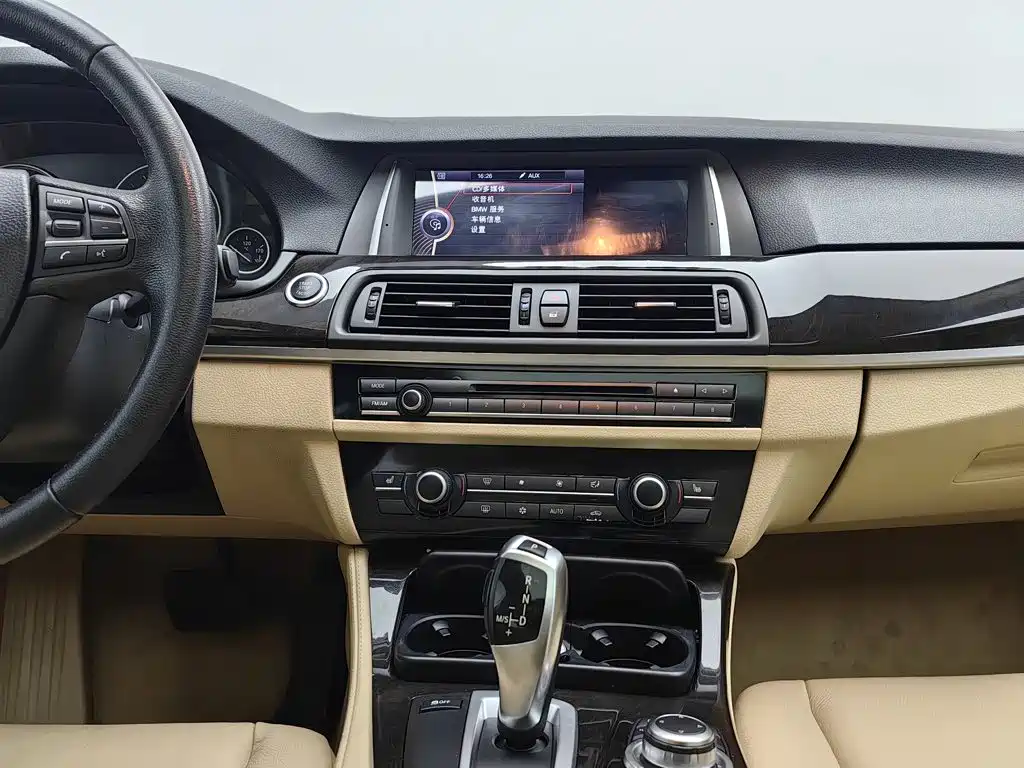 BMW 5 Series — миниатюра 12
