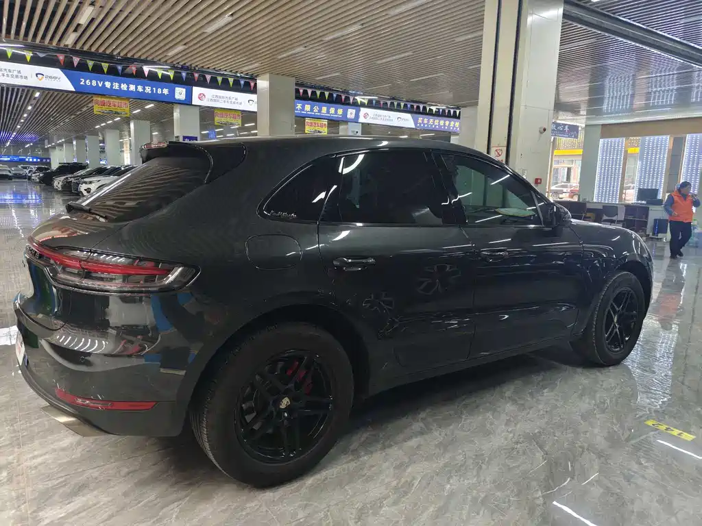 PORSCHE MACAN