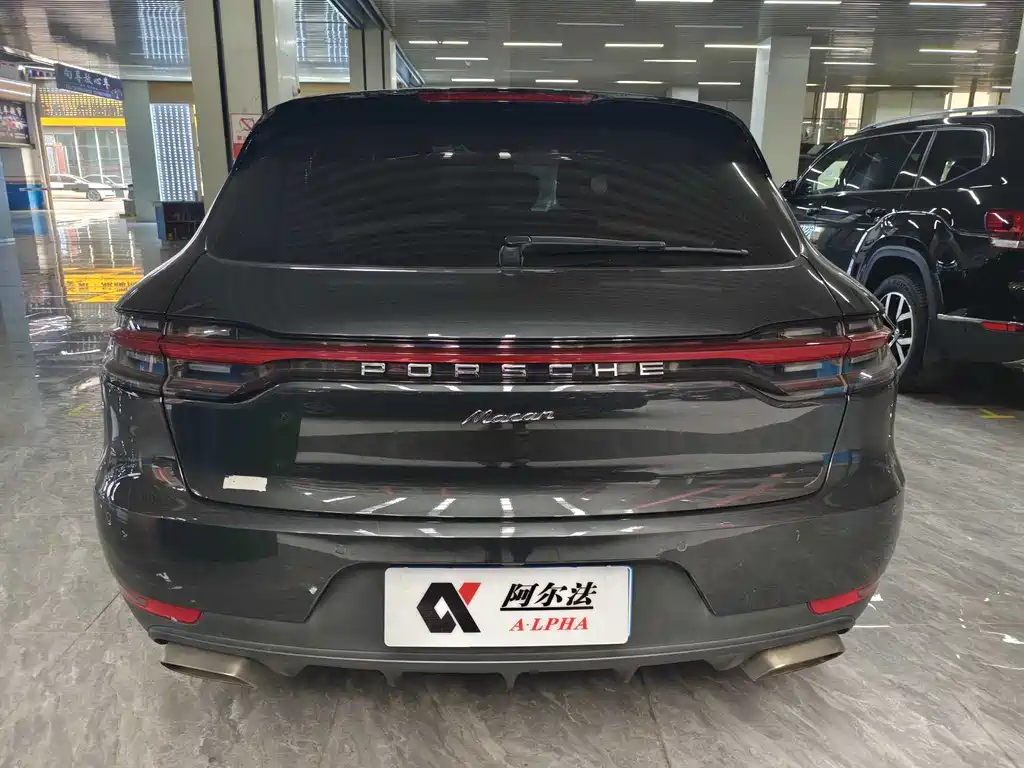 PORSCHE MACAN