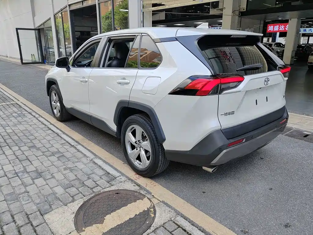 Toyota RAV4 — миниатюра 4