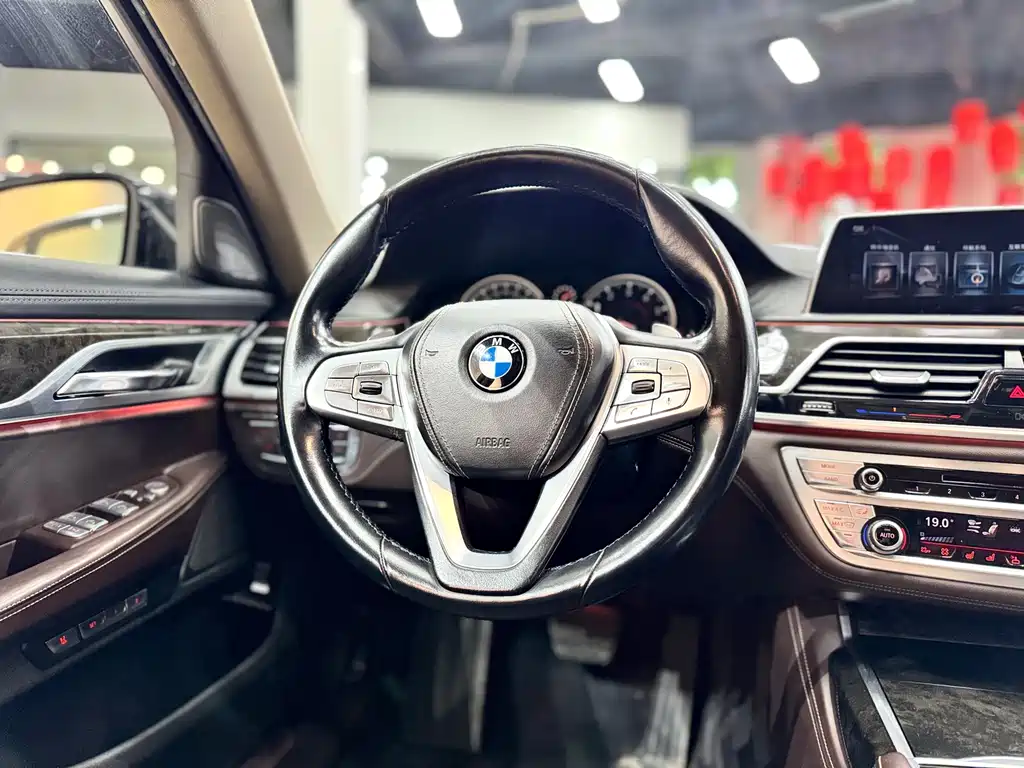 BMW 7 Series — миниатюра 10