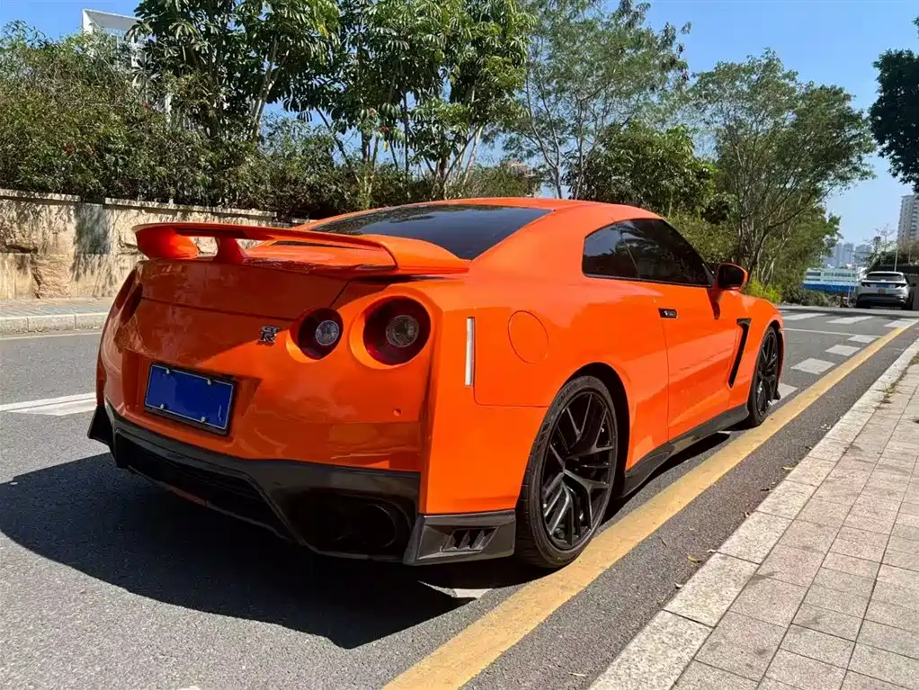 NISSAN GT R