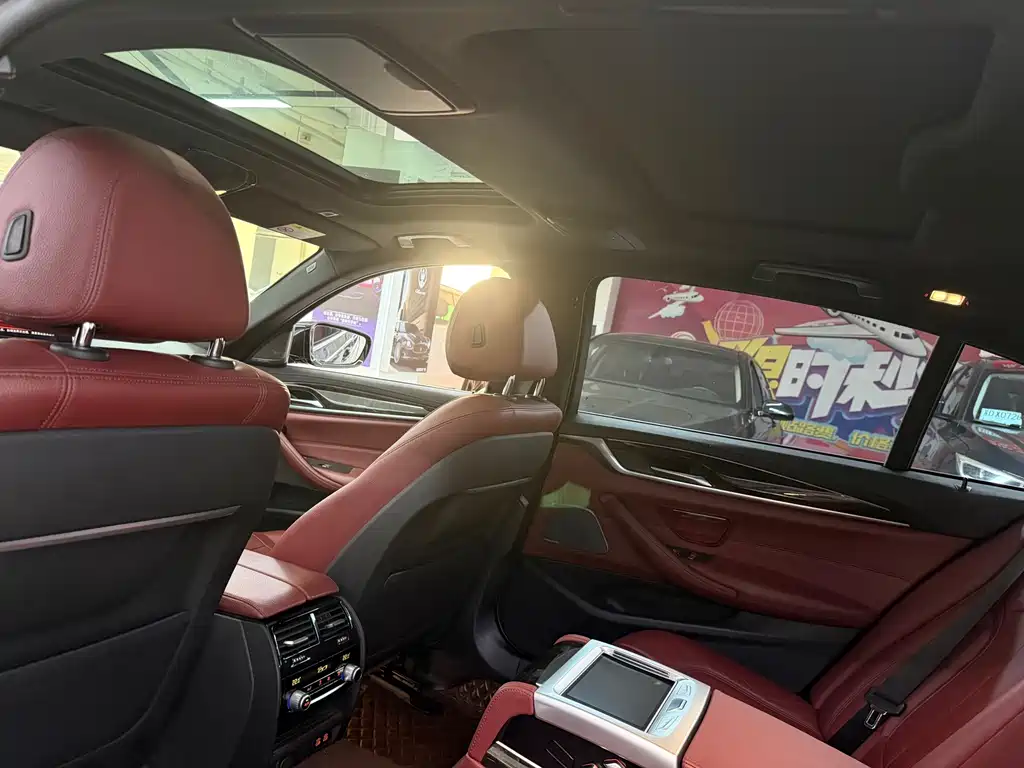 BMW 5 Series — миниатюра 9