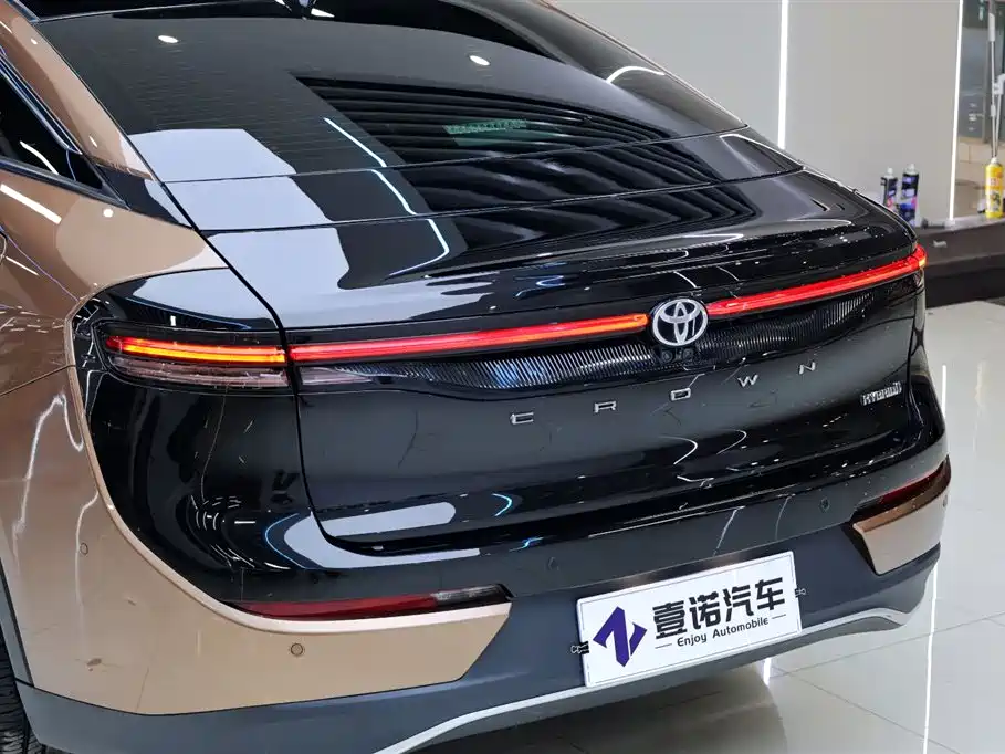 Toyota Crown SportCross — миниатюра 5