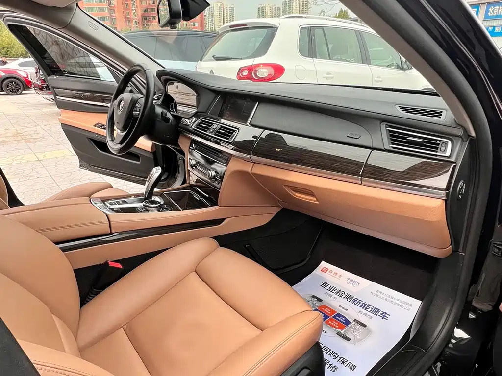 BMW 7 Series — миниатюра 13