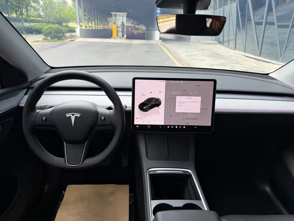 Tesla Model Y — миниатюра 9