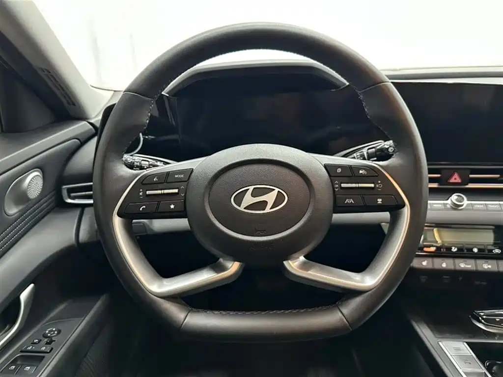 Hyundai Elantra 2023 1.5L CVT TOP Flagship