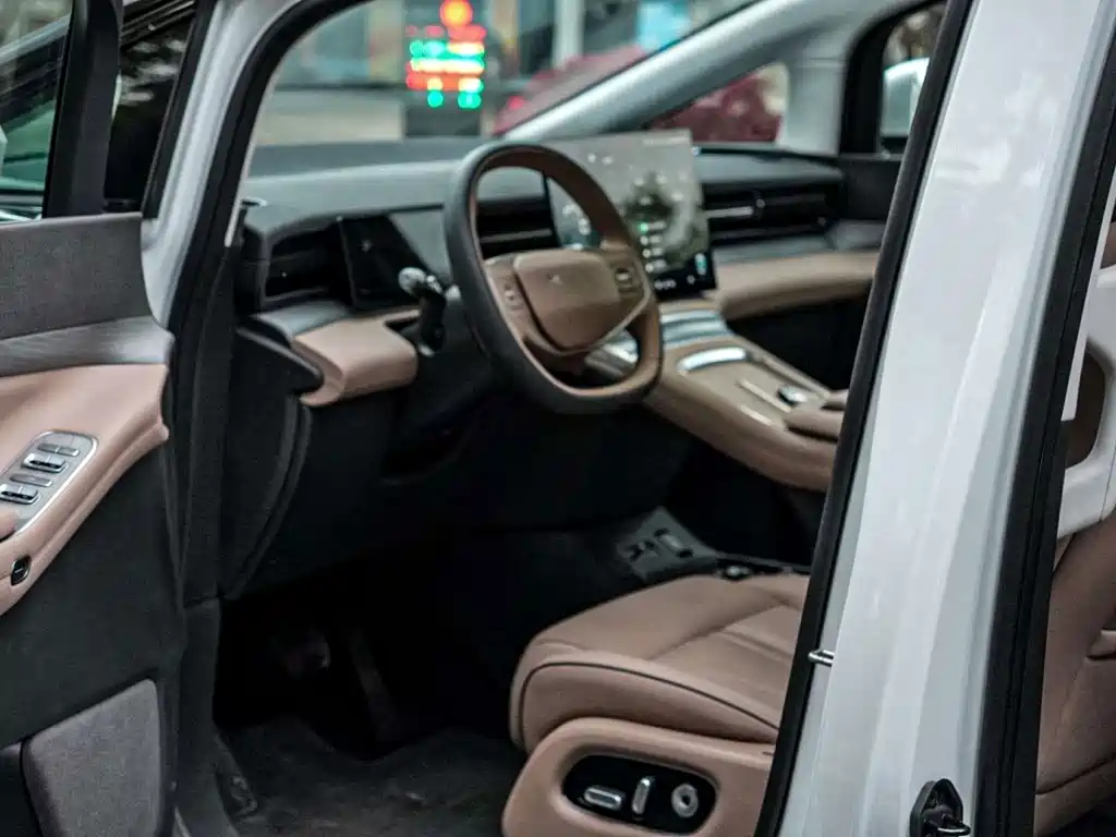 XPeng X9 — миниатюра 10