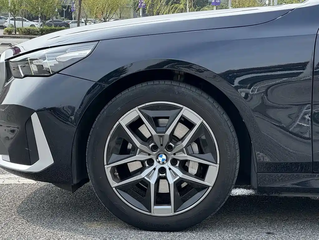 BMW 5 Series — миниатюра 7