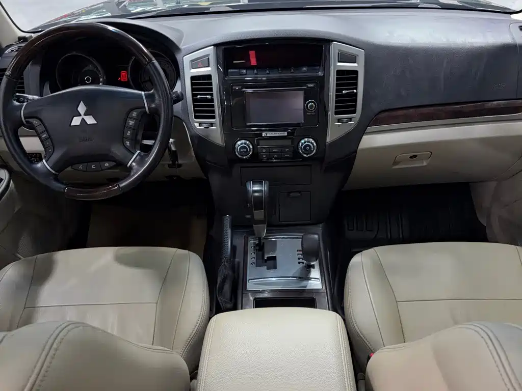 Mitsubishi Pajero (Import) — миниатюра 13