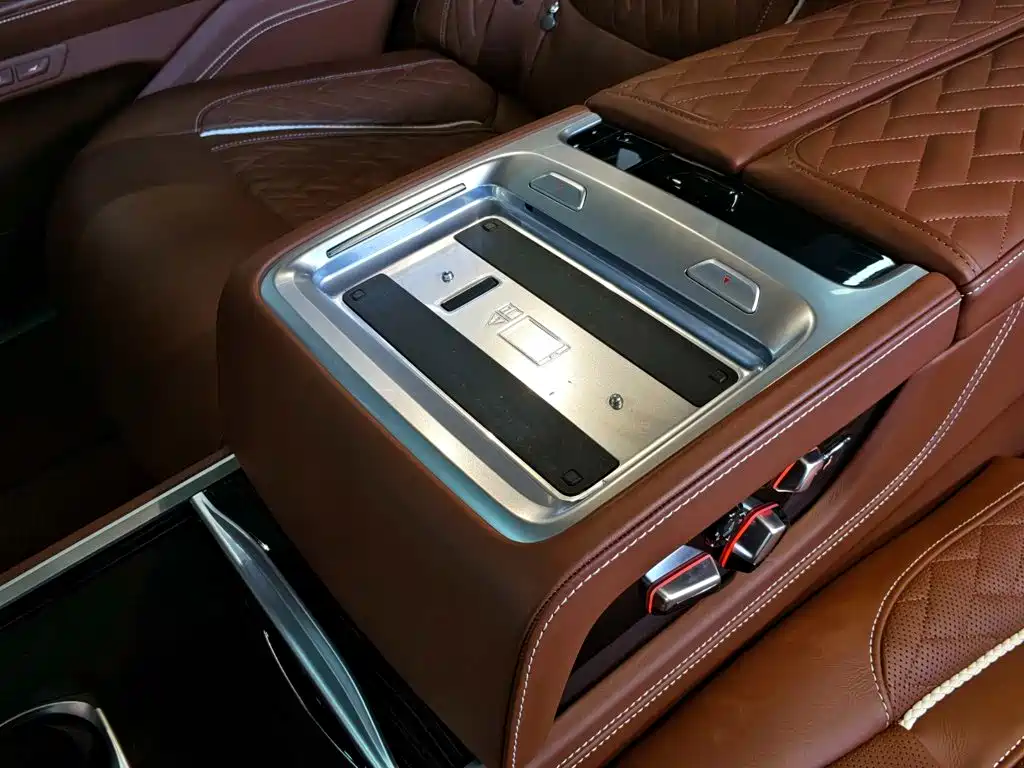 BMW 7 Series — миниатюра 29