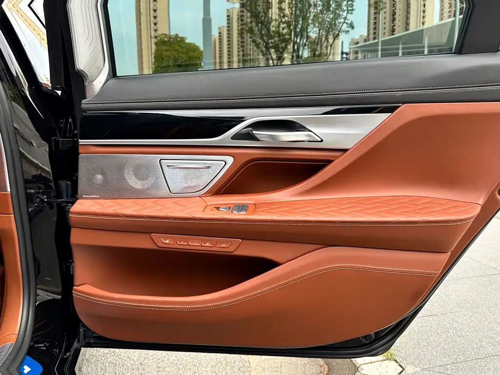 BMW 7 Series — миниатюра 11