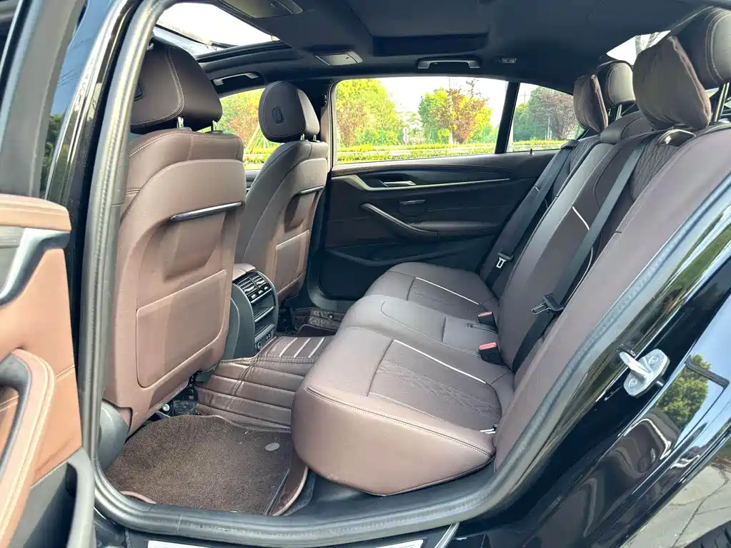BMW 5 Series — миниатюра 10