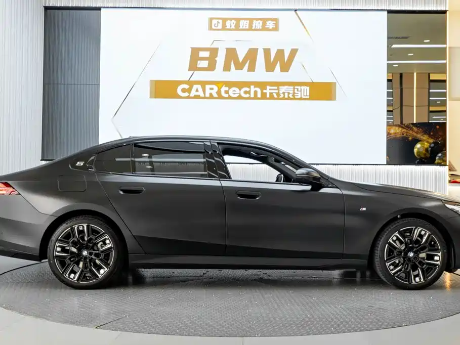 BMW 5 Series — миниатюра 4