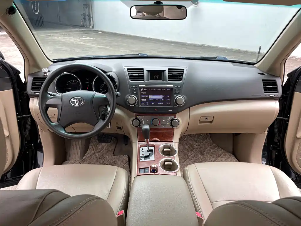 Toyota Highlander 2011 2.7L 5 мест Elite