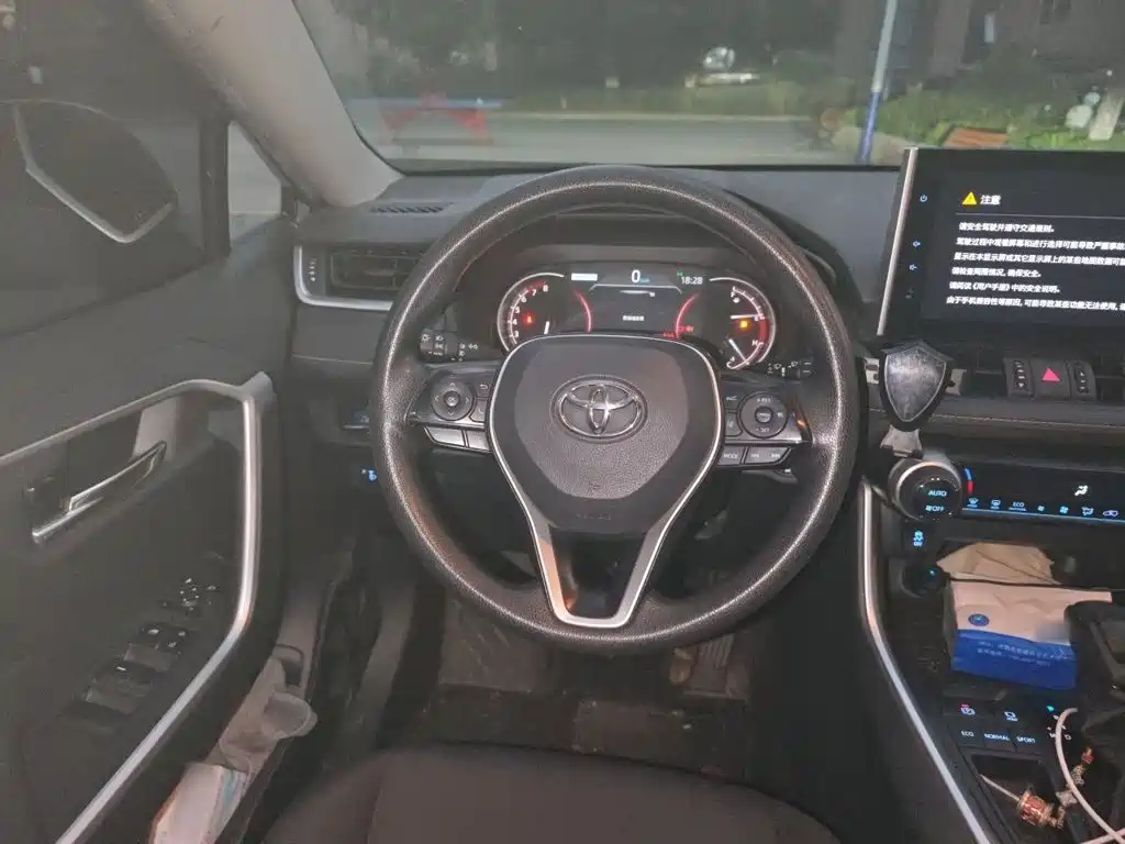 Toyota RAV4 — миниатюра 3