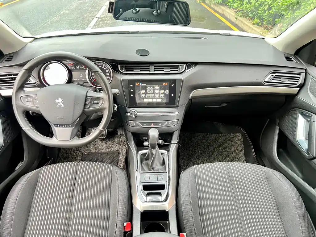 Peugeot 408 2015 1.2T AT Luxury