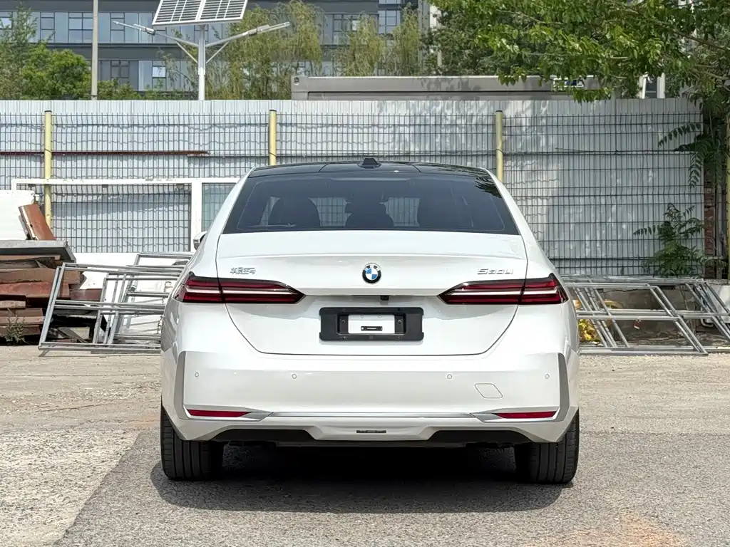 BMW 5 Series — миниатюра 5