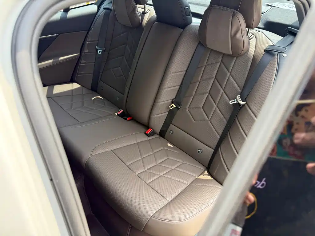 BMW 5 Series — миниатюра 12