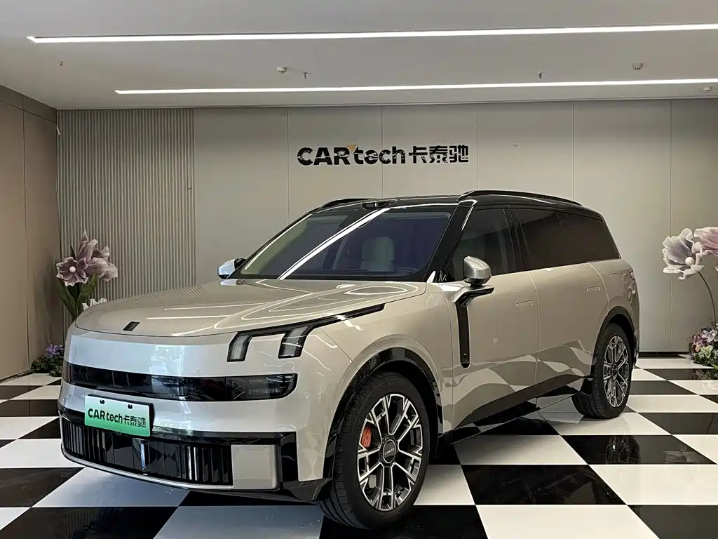Lynk & Co 900