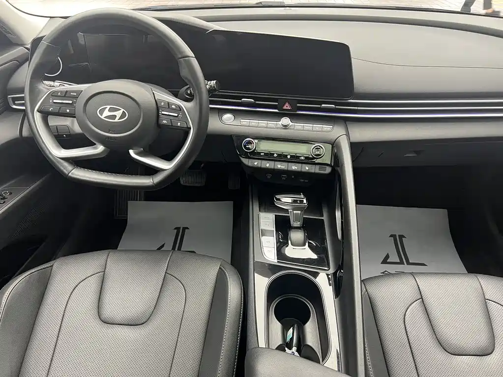 Hyundai Elantra 2023 1.5L CVT TOP Flagship