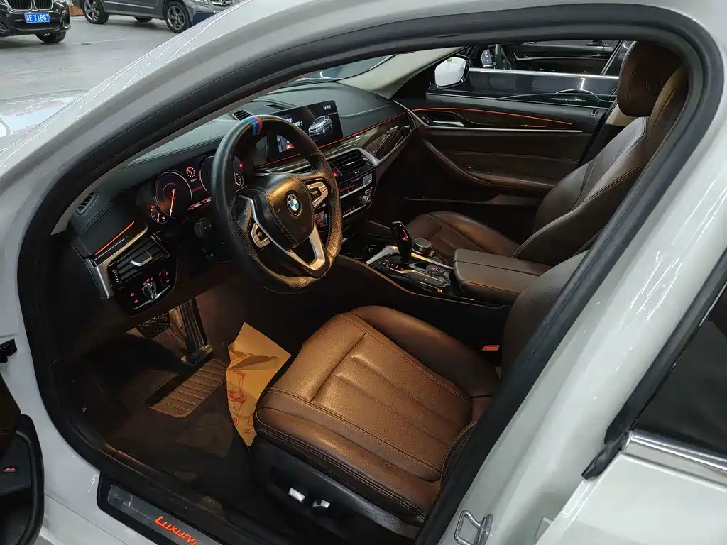 BMW 5 Series — миниатюра 8