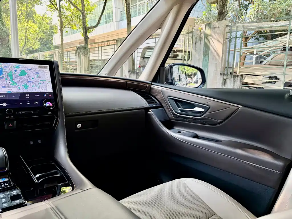 Toyota Alphard — миниатюра 13