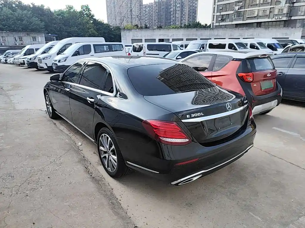 Mercedes-Benz E-Class — миниатюра 5