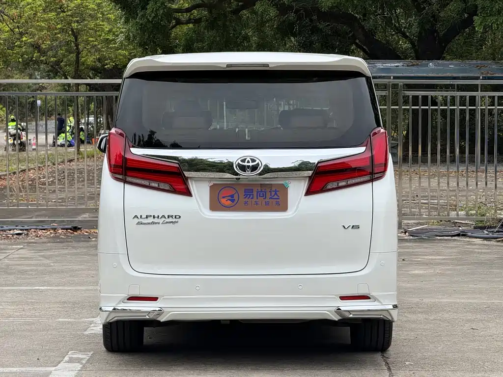Toyota Alphard — миниатюра 4