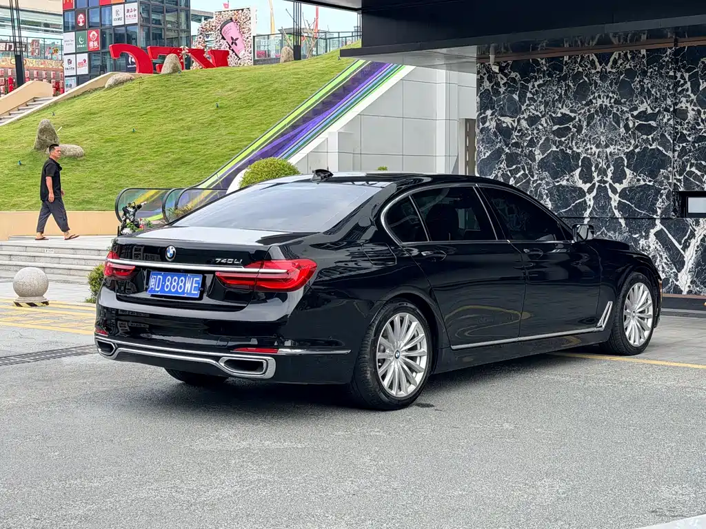 BMW 7 Series — миниатюра 9