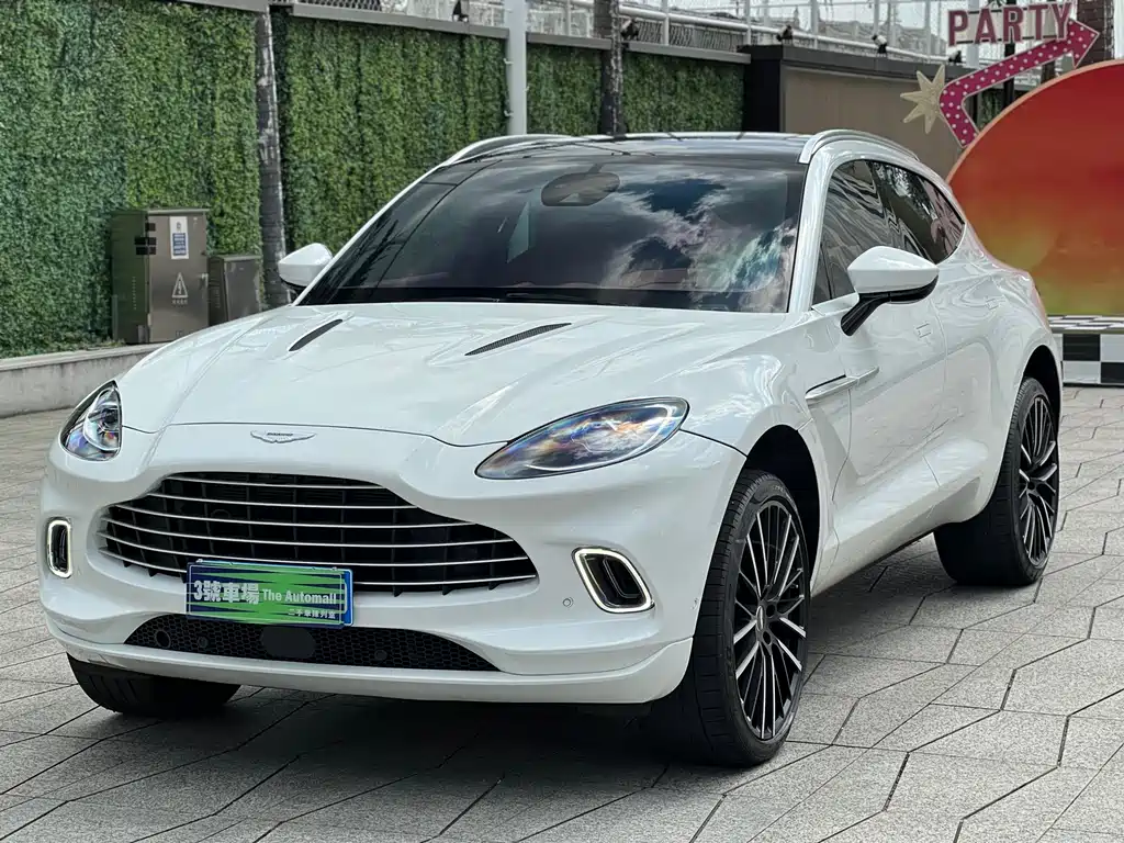 ASTON MARTIN DBX