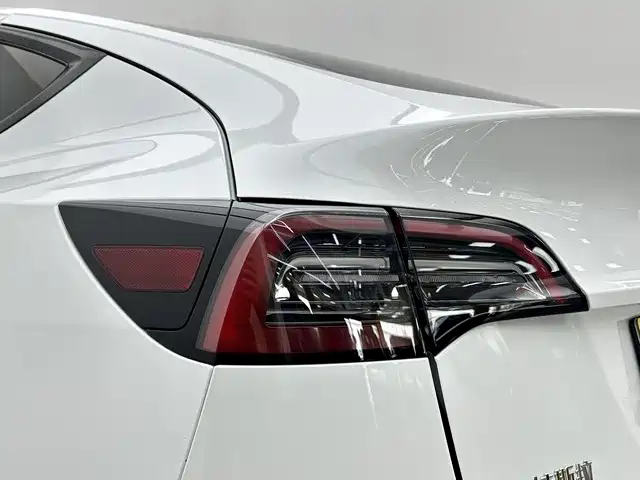 Tesla Model Y — миниатюра 19